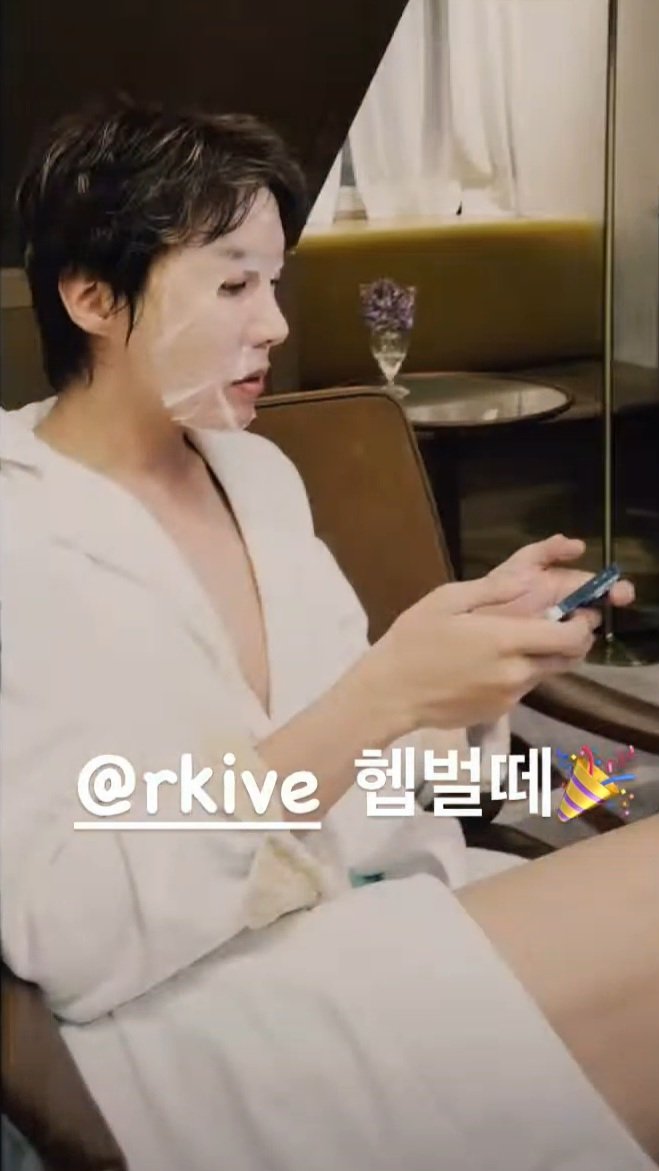 agustdreads's tweet photo. milf hobi and the clueless men he is trying to scam through seduction https://t.co/tYmh7RkY6t