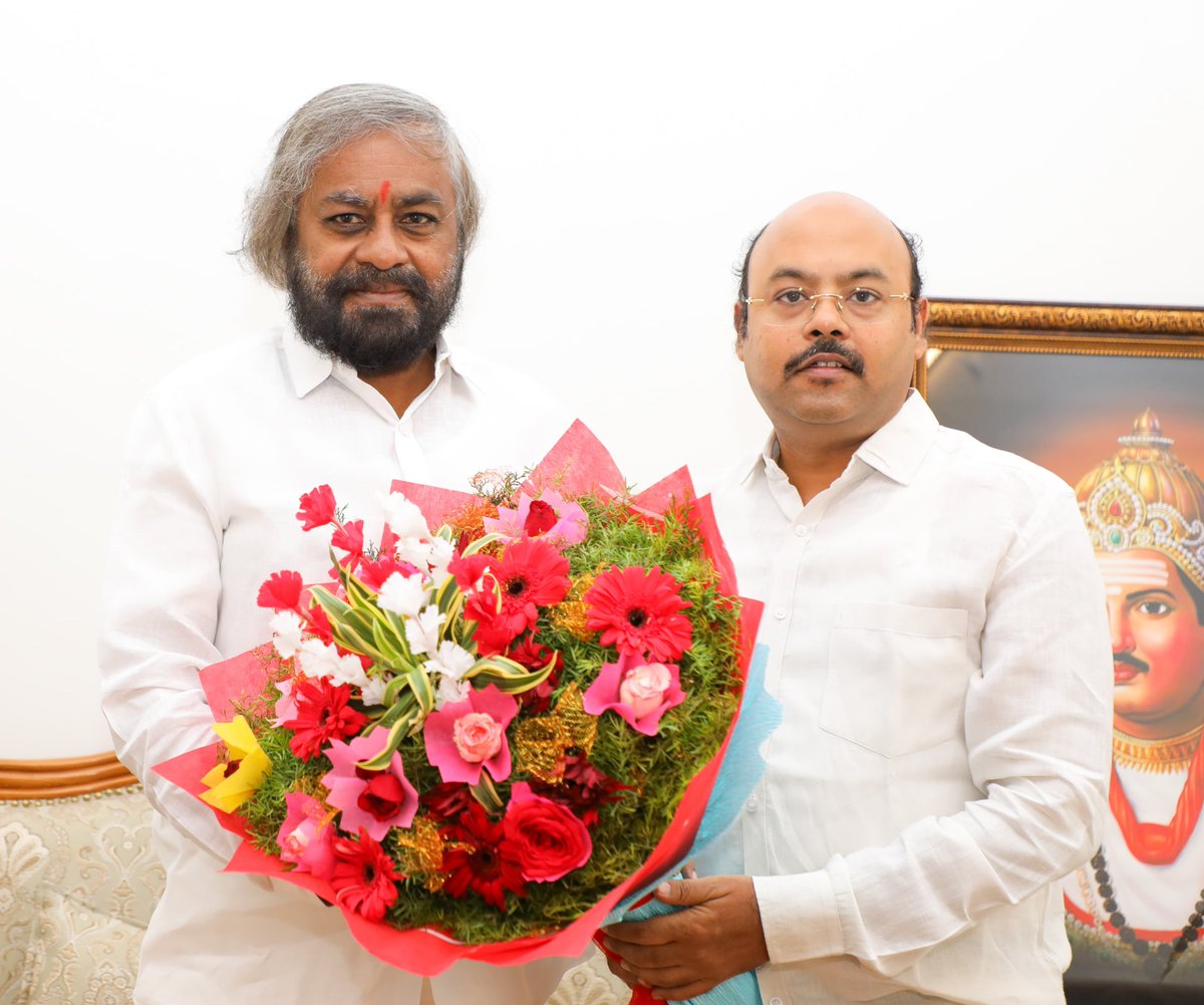 Dr_Yathindra_S's tweet photo. ಇಂದು ಮುಂಜಾನೆ ಗ್ರಾಮೀಣಾಭಿವೃದ್ಧಿ ಮತ್ತು ಪಂಚಾಯತ್ ರಾಜ್ ಸಚಿವರು ಹಾಗೂ ಬೀದರ್ ಜಿಲ್ಲಾ ಉಸ್ತುವಾರಿ ಸಚಿವರಾದ ಶ್ರೀ ಈಶ್ವರ್ ಖಂಡ್ರೆ ಹಾಗೂ ಬೀದರ್ ಲೋಕಸಭಾ ಕ್ಷೇತ್ರದ ಸಂಸದರಾದ ಶ್ರೀ ಸಾಗರ್ ಖಂಡ್ರೆ ಅವರ ನಿವಾಸಕ್ಕೆ ಭೇಟಿ ನೀಡಿ ಕುಶಲೋಪರಿ ವಿಚಾರಿಸಿದೆ.

ಈ ಸಂದರ್ಭದಲ್ಲಿ ಬೀದರ್ ಜಿಲ್ಲೆಯ ನಗರಾಭಿವೃದ್ಧಿ ಇಲಾಖೆಗೆ ಸಂಬಂಧಪಟ್ಟ ವಿವಿಧ ಅಭಿವೃದ್ಧಿ ಕಾರ್ಯಗಳ ಕುರಿತು ಚರ್ಚೆ ನಡೆಸಿ, ಬೀದರ್ ಜಿಲ್ಲೆಯ ಸಮಗ್ರ ಹಾಗೂ ಸುಸ್ಥಿರ ಅಭಿವೃದ್ಧಿಗೆ ಅಗತ್ಯವಿರುವ ಕ್ರಮಗಳ ಕುರಿತು ವಿಚಾರ ವಿನಿಮಯ ನಡೆಸಲಾಯಿತು.

#UrbanDevelopmentKarnataka