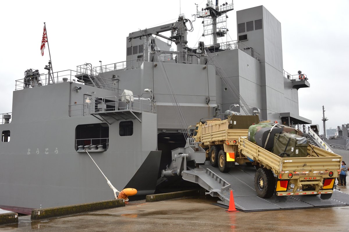 JGSDF_pr's tweet photo. 🇯🇵🇺🇸🇦🇺#陸上自衛隊 は、９月８日以降、令和８年度米豪陸軍との実動訓練「#オリエント・シールド２６」（#OS26）を実施中です。
９月１１日は、横浜ノース・ドッグにおいて海上輸送群「ようこう」に対する米陸軍の人員・車両等の積載・搭載訓練を実施し、日米の共同輸送に係る連携強化を図りました。 https://t.co/Rmt7gNkfdS