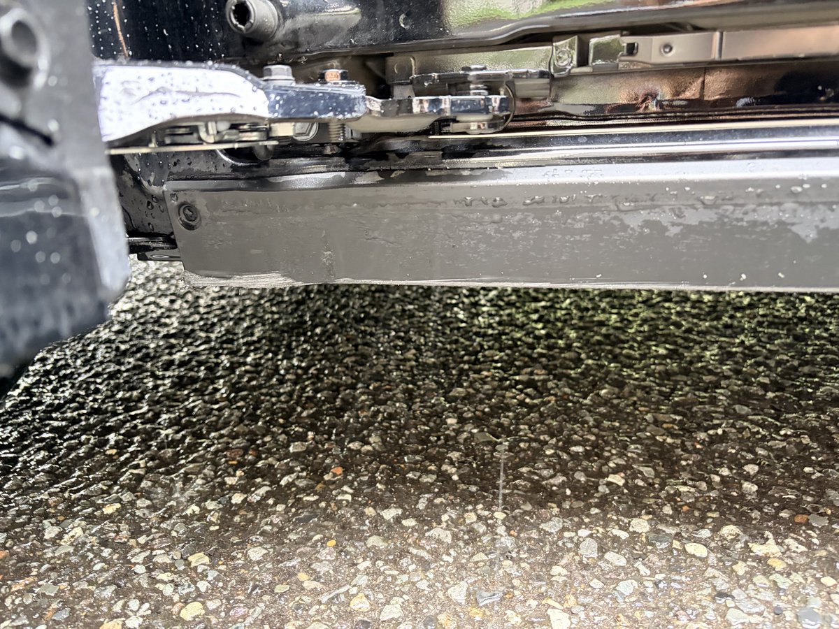 ringospidey's tweet photo. また車擦っちゃったんだ。
雨の日、息子が友達の家に遊びに行くと言うので送ったらこれよ。
今回は右折するときにブロックあったのを見落とした。

アメリカでは一度もやらかさなかったけどこっちは全部が狭いのよ！！！変なところにブロック塀あるのよ😭 https://t.co/wb9prB7AHv