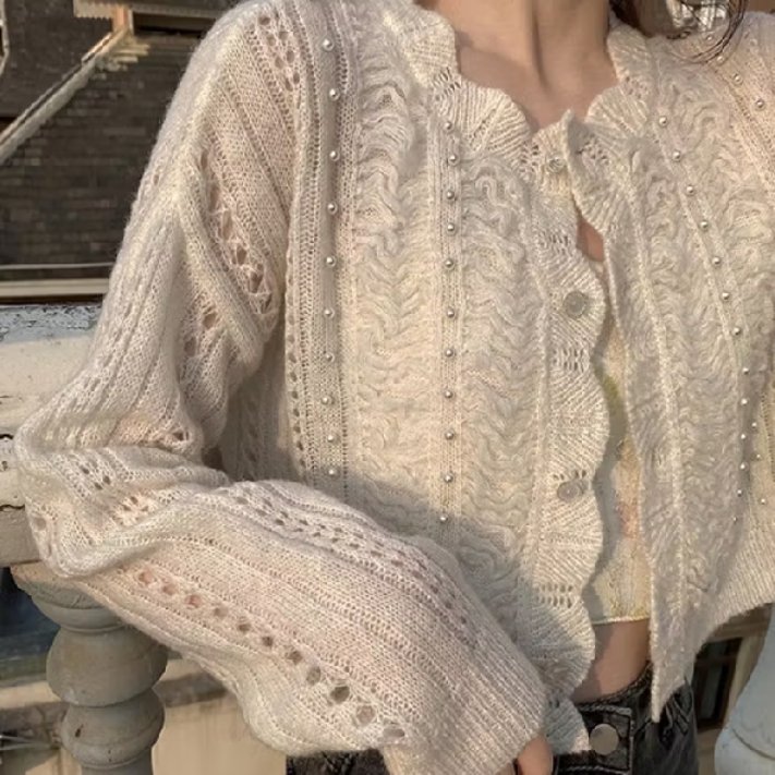 clynn__n's tweet photo. the details on this cardigan?? 😭🤍
rajut + pearl-nya cantik banget, kayak cardigan yang bikin outfit simple langsung keliatan lebih pretty 🥹 https://t.co/WOKZjqP1gB
