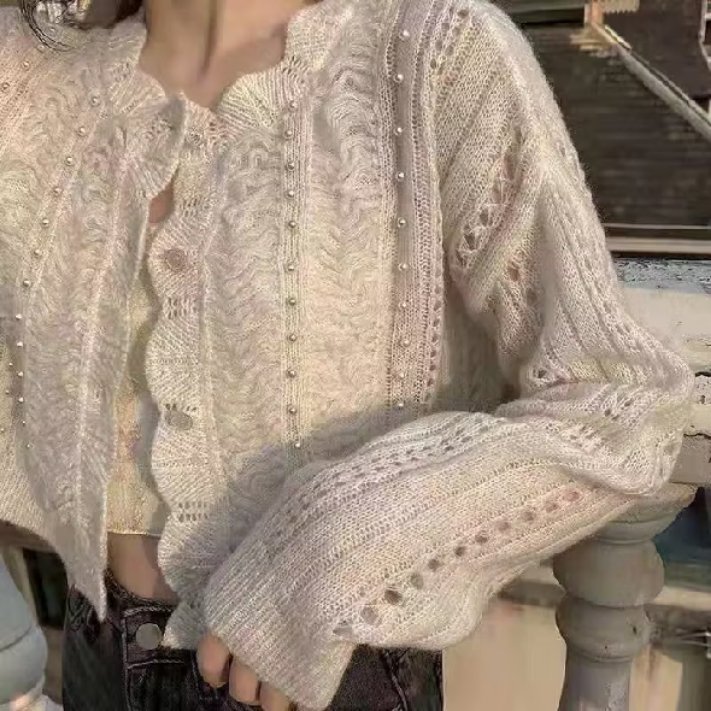 clynn__n's tweet photo. the details on this cardigan?? 😭🤍
rajut + pearl-nya cantik banget, kayak cardigan yang bikin outfit simple langsung keliatan lebih pretty 🥹 https://t.co/WOKZjqP1gB