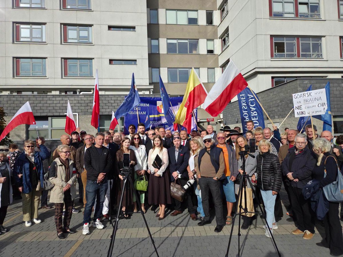 TIndyka's tweet photo. ‼️PODWÓJNE PROTOKOŁY ŚWIADKÓW.‼️
12 ROZPRAWA GRZEGORZA BRAUNA- Kto chce go zniszczyć / kto za tym stoi ????
11.09 w Sądzie Rejonowym dla Warszawy-Pragi Południe odbyła się 12. rozprawa Grzegorza Brauna.

Murem za Grzegorzem Braunem! 💪💪
Za prawdą i za Polską. 🇵🇱🇵🇱🇵🇱 https://t.co/34fR6VJFzv