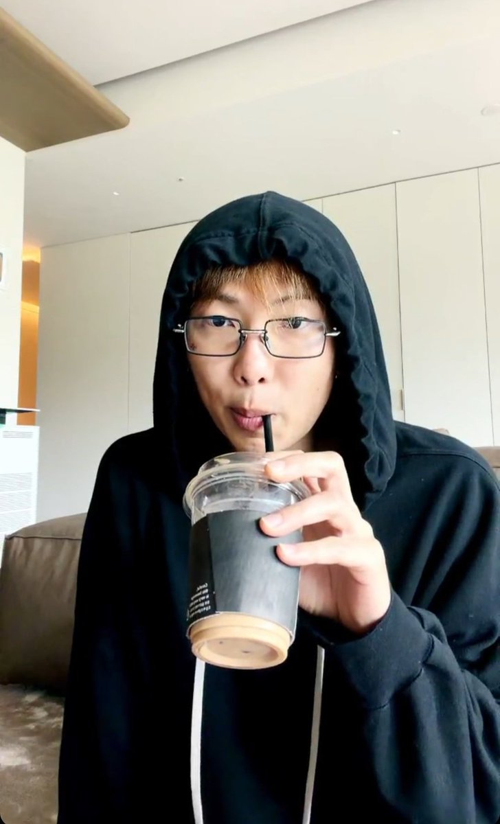 argarzaa's tweet photo. This man 🥰 happy to exist in the same timeline as Namjoon ✨️ https://t.co/lfcT1Ya7Bi