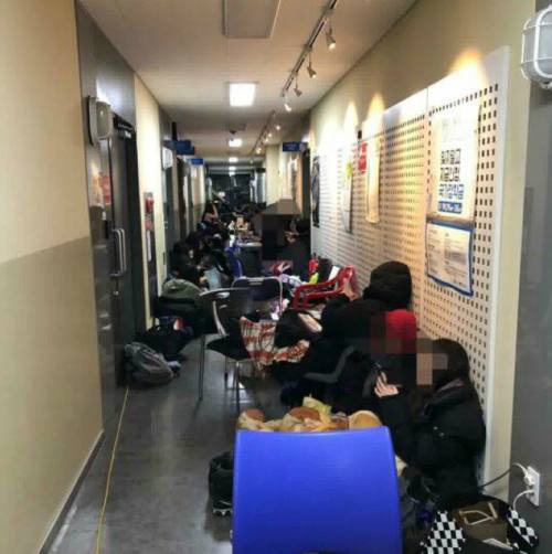 giveupdontup's tweet photo. For those who love to mock the fact that KTokkis are used as a source of information by bunnies. These fans sit in the corridor waiting for the trial to begin so they can grab seats before the journalists. They attend the hearings because the media is on HYBE's side https://t.co/dm5HBuGmvS
