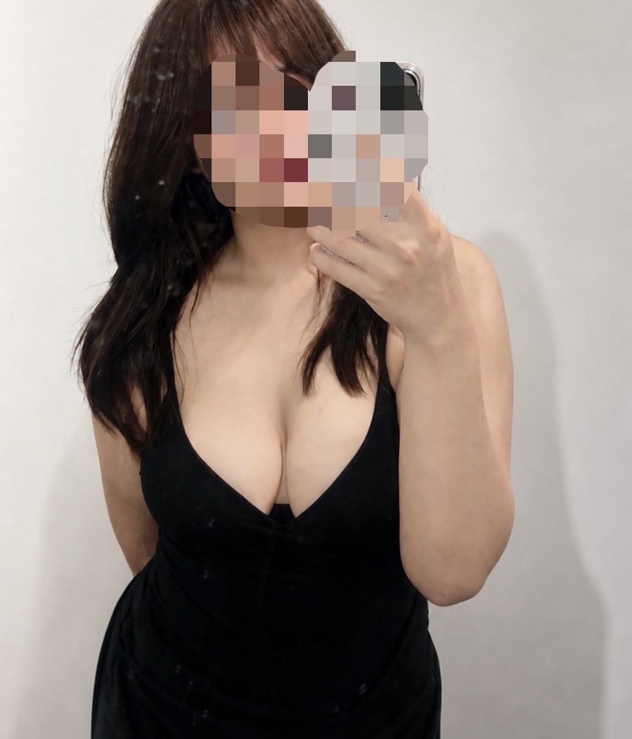maddyzbad's tweet photo. อยากผอม แต่ไม่อยากให้นมหาย ทำไง? 🍒

    ชั้นเชื่อว่า ต้องมีสาวๆหลายคนที่กังวลว่า ถ้าลดน้ำหนักเยอะๆ แล้วหน้าอกหน้าใจมันจะหายไปพร้อมกับน้ำหนักด้วยมั้ย
   
**ก่อนอื่นบอกเลยว่า มันเล็กลงแน่นอน เพราหน้าอกมีส่วนของไขมันอยู่ แต่มันจะเล็กแบบเหี่ยว หรือ เล็กลงแต่ยังเต่งตึงตึงอยู่ 🤣

นี่เลยอยากมาแนะนำความลับนางฟ้า 

🔥 อย่างแรกต้องตั้งเป้าลดช้า ๆเรื่อย ไม่หักโหม !!!! ( ลดเร็ว = ย้วย )
🏋🏻‍♀️ เล่นเวทอก 2 ครั้ง/สัปดาห์ 
เน้นท่า
•Chest press
•Incline dumbbell press
•Chest fly
•Push-up
*ทำประมาณ 3–4 เซ็ต × 8–15 ครั้ง

🥩 โปรตีนต้องถึง ช่วยรักษากล้ามเนื้อ
🥑🥛 : ไขมันดีต้องถึง ส่วนนี่จะใช้ extra virgin olive oil แทนน้ำมันปกติ กินอะโวคาบ้างมื้อเช้า กินอัลมอนด์เป็นของกลิ่นเล่นปะปราย 
Olive oil : https://t.co/MfXW8LeKOH (ใครสะดวกกินเพียวก็เริ่ดไม่สะดวกก็เอาใช้ทำกับข้าวแทน )
🏃🏻‍♀️ คาร์ดิโอได้ แต่ไม่ต้องโหมจนเกิน เอาแบบพอดีๆ
🤗 นวดหน้าอก ครีมช่วยกระชับ : https://t.co/HujC4oe4Et (ไม่ได้ช่วยให้ใหญ่ขึ้น แต่เต่งตึงขึ้น )