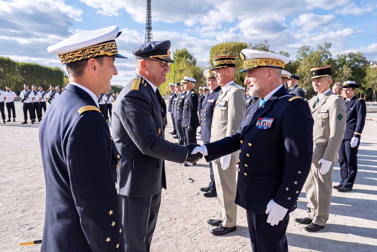 CEMM_FR's tweet photo. Lors du Comité des Chefs d’Etat-Major (COCEM) présidé par le @CEMA_FR, j’ai eu le plaisir d’échanger avec mon homologue suédois, le chef d’état-major de la marine suédoise @Swedish_Navy sur les enjeux maritimes dans le Nord de l’Europe et les perspectives de coopération et d’action commune de nos deux marines.

Nos réflexions ont également porté sur l’accompagnement de la marine suédoise dans l’acquisition de frégates de défense et d’intervention (FDI) et sur l’interopérabilité de nos moyens.

Les marines française et suédoise sont ainsi résolument engagées pour œuvrer à la sécurité collective de l’Europe et de l’Alliance Atlantique.

Ett konkret samarbete till förmån för Europas och Atlantalliansens kollektiva säkerhet.