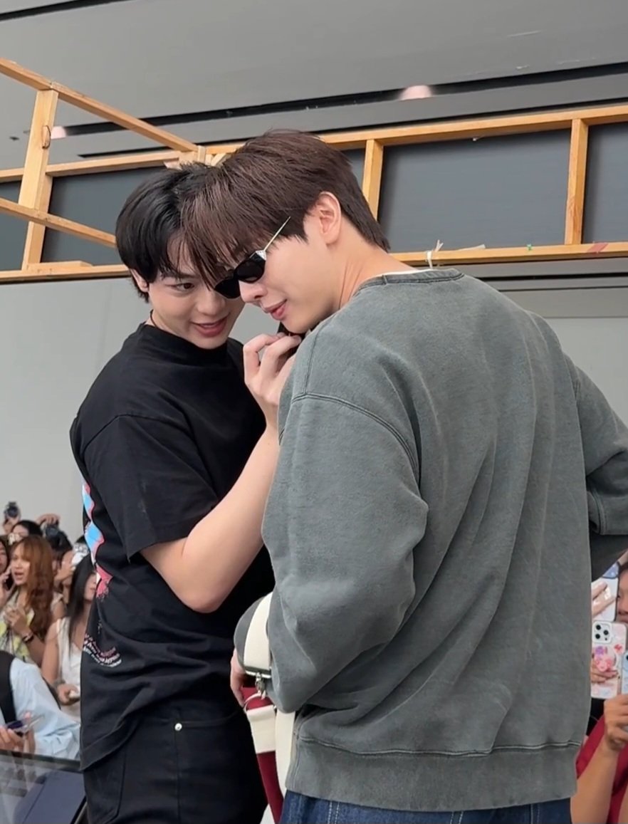 awstbbas's tweet photo. อิจสาพี่เมะเขานะคะ ปากเลอะก็มีคนคอยเช็ดให้ 🙂‍↕️

MAXKYBAS AT MCHOICE MINT

#MchoiceMintAwards2026
#แม็กกี้บาส https://t.co/3F24UaIvwy