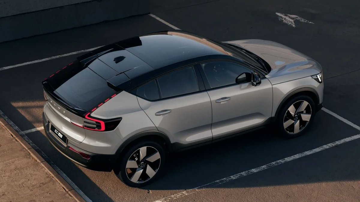 evpostdotin's tweet photo. 2027 Volvo EC40 facelift revealed:

• Up to 584 km range | Twin Motor AWD (408 hp)
• New Thor’s Hammer Matrix LEDs &amp; aero styling
• Bigger 11.2" screen with Google Gemini AI
• Upgraded radar suite &amp; 200 kW DC fast charging

Expected in India at ₹59–62L.

#volvo #volvoec40 https://t.co/CGonfB35D7