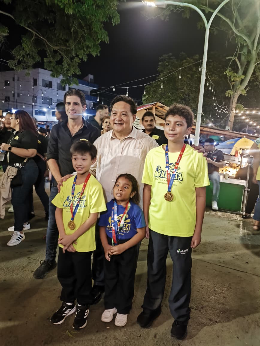 ALOHAPanama's tweet photo. ¡Hoy celebramos con orgullo a nuestros talentos! 🌟🇵🇦

@mialcaldialachorrera reconoce oficialmente a los Hijos Meritorios que brillan en la celebración de los 171 años del distrito de La Chorrera, comenzando con el Desfile de Antorchas. https://t.co/9CC0XPSe9n