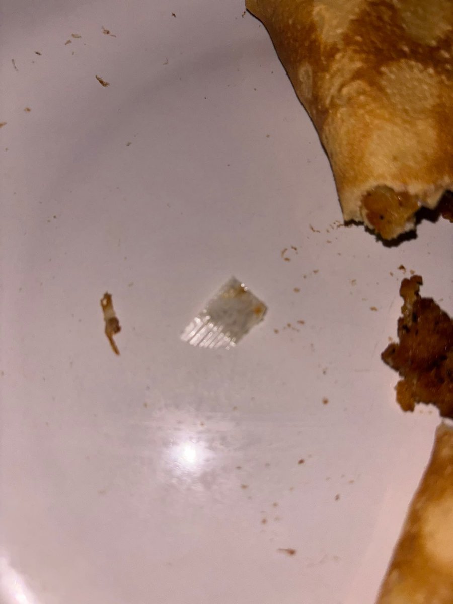 aebb96's tweet photo. @AyudaCinepolis @Cinepolis pesimo servicio en cinepolis punto valle. Entregaron la comida y “ya no hay cubiertos” y aparte un pedazo de plástico adentro 🤢 https://t.co/XkuDtaytSF