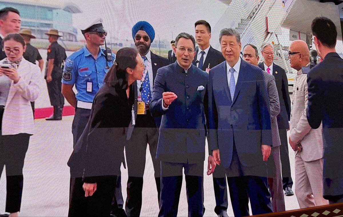 siddhantvm's tweet photo. MoS (Commerce, Industry, Electronics &amp; IT) in Gov of India @JitinPrasada receives Xi Jinping on his arrivals https://t.co/1JljDUTwPl