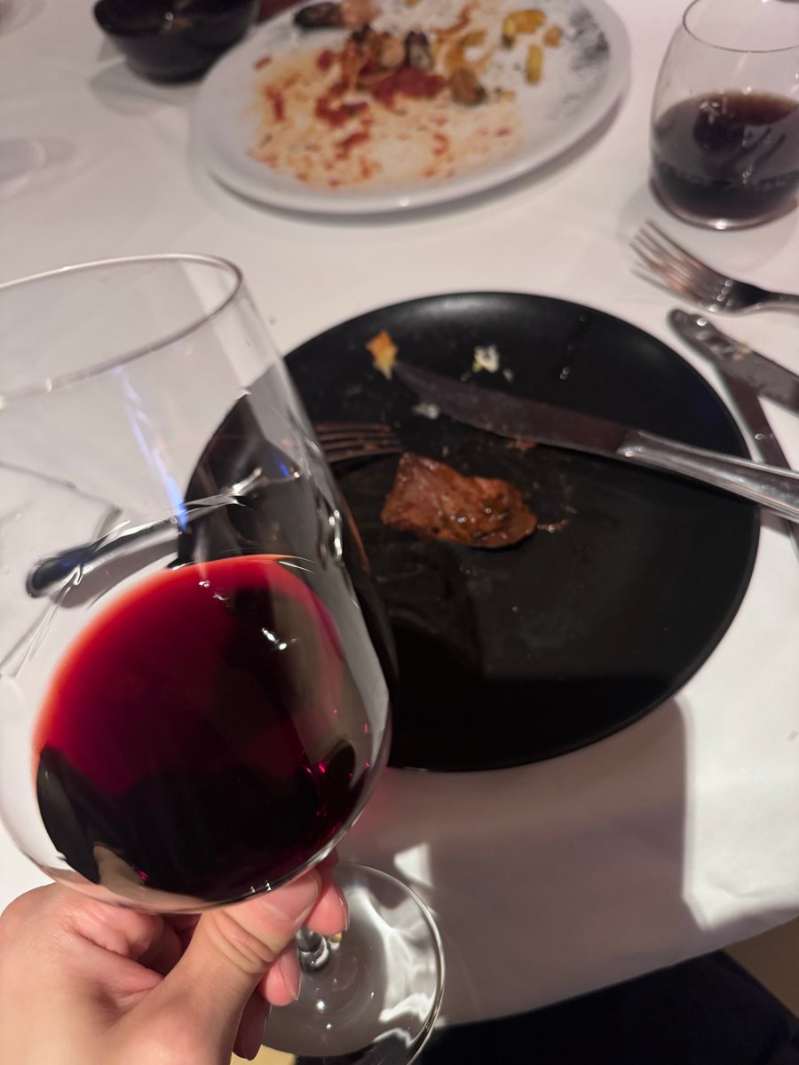 iKONBrazil2's tweet photo. [CHAT+ | 04.09.26] Mensagens do #YUNHYEONG 

~Foto 1~
🍒: Viemos comer kkkkk Por que a comida peruana é tão gostosa assim? kkkkk”
👤: O que é isso que foi servido?”
🍒: Coração de boi (Anticucho)? Dizem que é uma comida tradicional daqui!! kkkk” (Fotos 2 e 3)
🍒: Uma taça de vinho é o melhor remédio~!!” (Foto 4)
🍒: É impossível não pedir um vinho com uma comida tão gostksa. Bom demais… delicioso…”
🍒: Como esperado, o país da gastronomia… Peru.”
🍒: (Estou) de volta ao hotel~!!”
_
#iKON #아이콘 @iKONIC_143