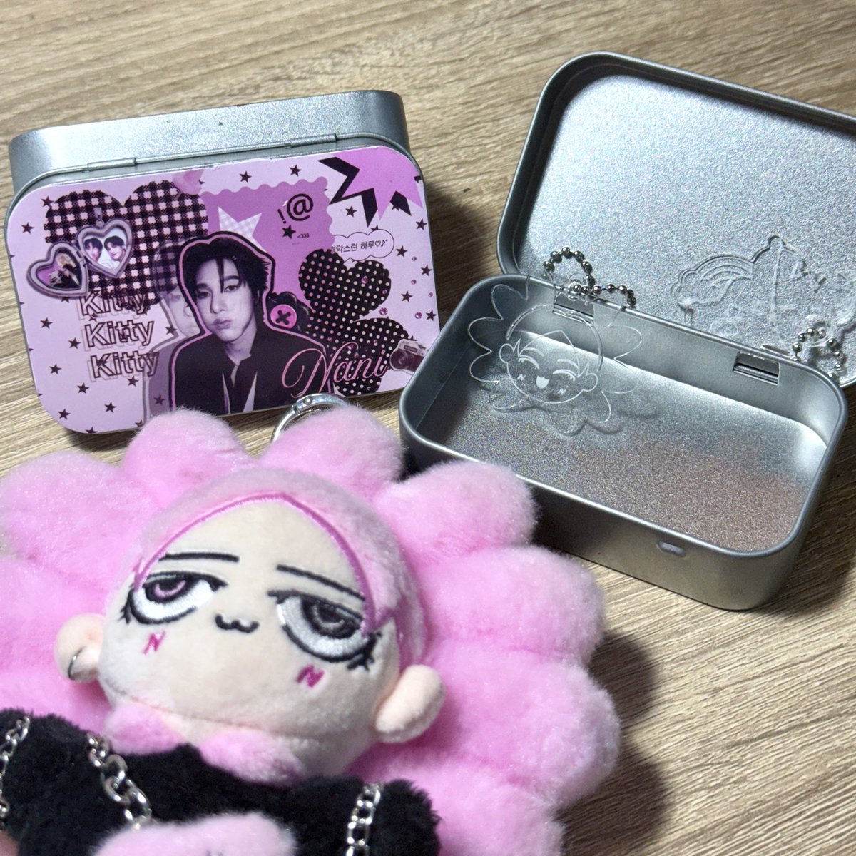 bbdearvc's tweet photo. ⁕🖐🏻pls retweet ꒱ 

♡ Giveaway skynani ♡

#SkyNaniSToTheNFancon

ꕤ tinbox (5 ea/type)
ꕤ smyle &amp; neona clear acrylic keychain (20 ea/type)

Total : 20 set &amp; 20 keychain

🗓️ : 20 Sep 2026
⏱️ : tba 

มารับกันได้นะคะหญิงสาวคนนี้จะแบกกล่องเหล็ก20กล่องไปหาทุกคนเองง🩷
#skynani https://t.co/7Tqgb9IIvj