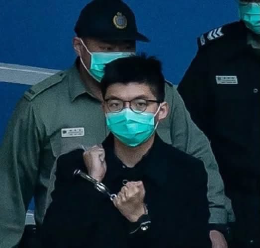 hk2019freehk's tweet photo. 馮晞乾的十三維度：黃之鋒犯了什麼罪？

被控「勾結境外勢力」制裁中国及香港的黃之鋒，昨天出庭時認了罪。若被法庭裁定「罪行重大」，或面��十年以上監禁。廿九歲的黃，從未殺人放火偷呃拐騙，卻因子虛烏有的罪名被關押逾2100天。稍有血性的人，都應該為其冤屈而憤慨。可今天看到資深大律師湯家驊的評論，比較本案及英國前陣子審結的特區經貿辦間諜案，卻似乎認為黃之鋒罪有應得。

湯大狀在社交平台發文稱，外國記者問他，黃之鋒勾結境外勢力有多嚴重？湯寫道：

「我回答說，每個國家或地區面對國家安全的威脅也不同，但我留意到英國法院最近引用英國國安法把一名特區經貿辦成員判監八年。在此案中被告所涉行為若屬實也只是威脅特區逃英人士的個人權利，卻被指是『危害』英國安全。由此可見，法庭視勾結境外勢力或接受境外勢力指示威脅國家安全為嚴重犯罪行為。在特區經貿辦一案中涉及的只是個人權利，而黄之鋒涉及的卻是威脅整個國家之安全，實不能同日而語。」

隨後他總結一句：「若論國安法之『廣泛』性，特區國安法更遠遠不及英國國安法，所以西方傳媒不用大驚小怪，大做文章。」堂堂資深大律師，公然作出這種偷換概念、似是而非的論證，實在令人不齒。

英國法院判刑的特區經貿辦間謀案，定罪關鍵在於兩名被告協助外國情報機關進行間諜活動，罪證確鑿，其中一人（即衛志樑）還擅自入侵英國內政部電腦系統，非法蒐集在英港人的個人資料，多犯一條公職人員行為失當罪。這樣的罪行，在任何開明的民主國家，也會被視為危害國家安全罪，但湯家驊卻說，兩人「只是」威脅特區逃英人士的個人權利，無關英國國家安全，合理嗎？

關於「國家安全」定義，我以前早已寫過，無獨有偶，當時同樣是回應湯家驊的謬論。在〈答一答湯家驊的低端問題〉中，我指出《英國國安法》不單保障英國首相、高官等人的權利，也保障英國任何平民行使《英國人權法》列明的各種基本人權，包括言論自由、選舉自由、集會自由、財產保障等。如果有人為了協助外國情報機關，非法侵犯英國某些人的個人權利，那當然屬於國安範疇的罪行。

湯家驊之所以認為特區經貿辦案兩名笨諜的行為不涉英國國安，是因為他以中国（包括港共政府）的「国安法」概念來理解英國國安法。在中共「国安法」裏，人民什麼也不是，唯有高高在上的政權才需保護，国安即黨安，一個權貴小圈��就自命「整個國家」。但在英國這類民主國家，人民才是國家之本，就算只是匹夫匹婦的權利受侵害，一旦牽涉外國勢力干預，也屬於國家安全問題。

那麼以西方民主國家的法律標準來說，黃之鋒所做的事——游說外國政府制裁中港官員、呼籲禁售武器及人群管制設備予香港警察——又有沒有罪呢？我不妨用一個例子作答。2020年，美國黑人George Floyd遭暴力執法的美國警察殺害後，全美有色人種協進會（NAACP）曾發出一份聲明，公開呼籲聯合國進一步介入，把美國警方的惡行定性為侵犯人權，並要求聯合國譴責美國政府，甚至在必要時實施制裁：

“The NAACP is calling on the United Nations to step up and classify the mistreatment of black people in the U.S. by police as a human rights violation, aggressively call out the U.S. government in the process, and impose sanctions if necessary.”

全國有色人種協進會所做的，跟黃之鋒、羅冠聰等人沒什麼分別。按照湯家驊的邏輯或中共「国安法」準則，這個全國有色人種協進會已嚴重危害國安，理應像香港支聯會那樣被抄家滅族，對不對？但抱歉，在西方文明國家，這類公開呼籲就算是針對本國政府官員，也是言論自由一部分，受真正以民為本的憲法所保障，所以NAACP至今仍然健在，沒有任何人因此被關進牢獄超過2100天。

從這個角度看，西方傳媒大篇幅報道黃之鋒案、各國人權組織為他抱不平，根本是理所當然的事，決非像湯家驊所謂的「大驚小怪，大做文章」。黃之鋒這次認罪，任何人都明白，那是無可奈何的事。香港「国安法」是沒有民意基礎、未經立法會審議通過的「法律」，就算裏頭寫上「提及小熊維���」也算是「顛覆国家罪」，香港法庭也要照單全收。討論黃之鋒犯什麼罪，其實沒有意義。極權社會的常見現象就是：犯「法」不等於犯罪，沒犯罪的人也常常被定罪，或被迫認罪。

相關文章

答一答湯家驊的低端問題
https://t.co/l3yC0Oq5Wn