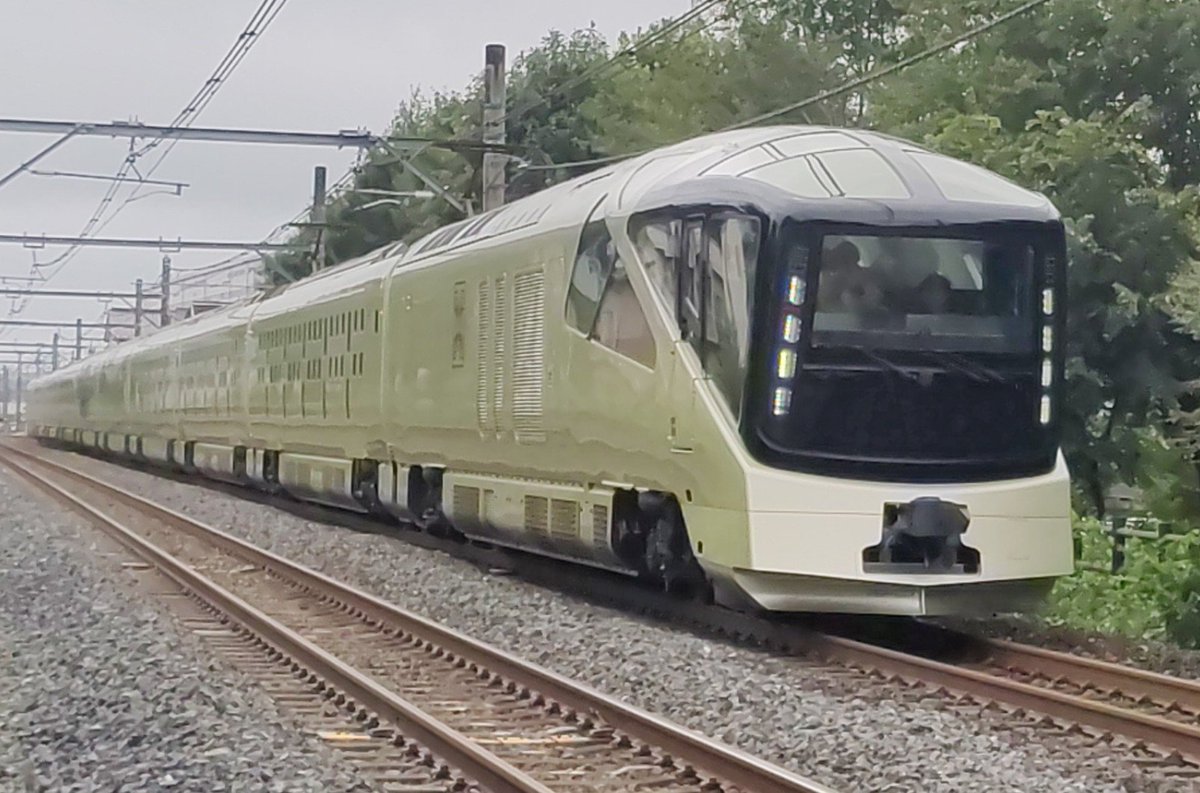 LP700_lambosan's tweet photo. TRAIN SUITE 四季島
長野1泊2日コース。
ご乗車の皆様、良い旅を。
運転士さん、車掌さん、ミュージックホーン有り難うございます🎶 https://t.co/AQ7BwiOyZ6
