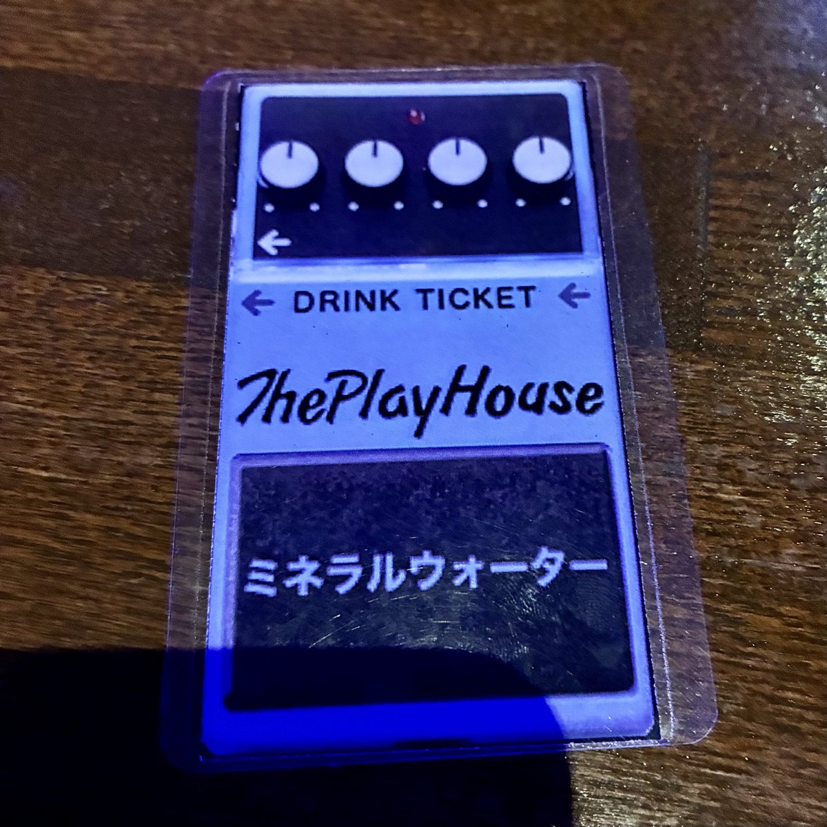 kietarayoru's tweet photo. 昨日、町田プレイハウスに初めて行ったのだけど、ドリンク券がエフェクターでかわいかった！
ミネラルウォーターはコーラスさんなのかなあ https://t.co/Zcp6xtJ89N