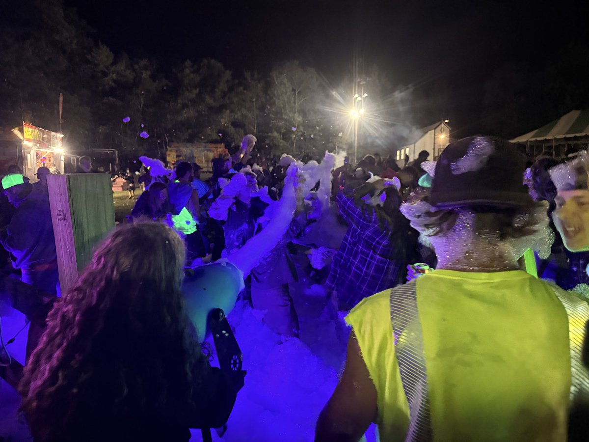 HowiesMudBog's tweet photo. Fun times at the bandshell. https://t.co/aldRWCECB3