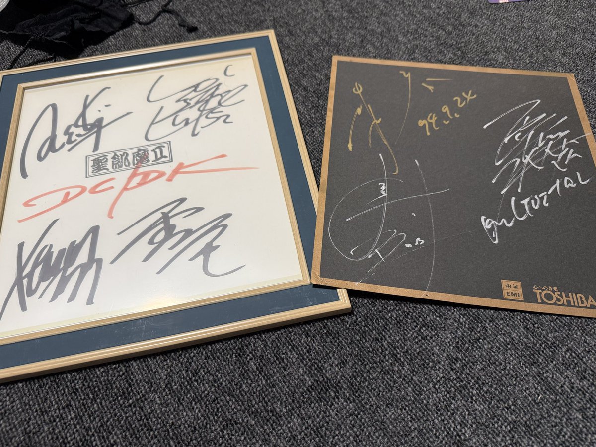 sugorock_II63's tweet photo. 聖飢魔IIの色紙飾ろうと袋から出したら黒夢の色紙も出て来たw https://t.co/OxIVWwZeBe