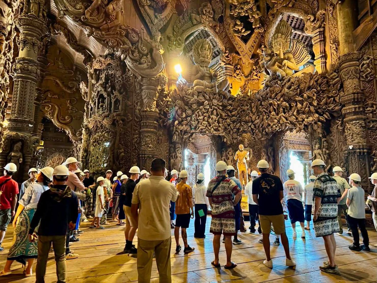 AAFunny55's tweet photo. 🇹🇭🇺🇸 พัทยาเปลี่ยนไปแล้ว แล้วพวกเขาจะกลับไปเล่าในรูปแบบใหม่ มุมใหม่ของเมืองพัทยาครับ

😍ภาพบรรยากาศการท่องเที่ยวของกำลังพลจากเรือบรรทุกเครื่องบิน แห่งกองทัพเรือสหรัฐฯ กำลังทยอยเดินทางเข้ามาเยี่ยมชมพิพิธภัณฑ์ ปราสาทสัจธรรมพัทยา อย่างต่อเนื่อง บรรยากาศสุดคึกคัก และยังมีนักท่องเที่ยวจากทั่วทุกมุมโลกทั้งคนไทย และต่างชาติเดินทางเข้ามาอย่างไม่ขาดสาย เพื่อมาสัมผัสความงดงามของสถาปัตยกรรมไม้แกะสลัก ที่แฝงปรัชญาการดำรงชีวิตอยู่ร่วมกัน….

ภาพโดย : #ปราสาทสัจธรรม