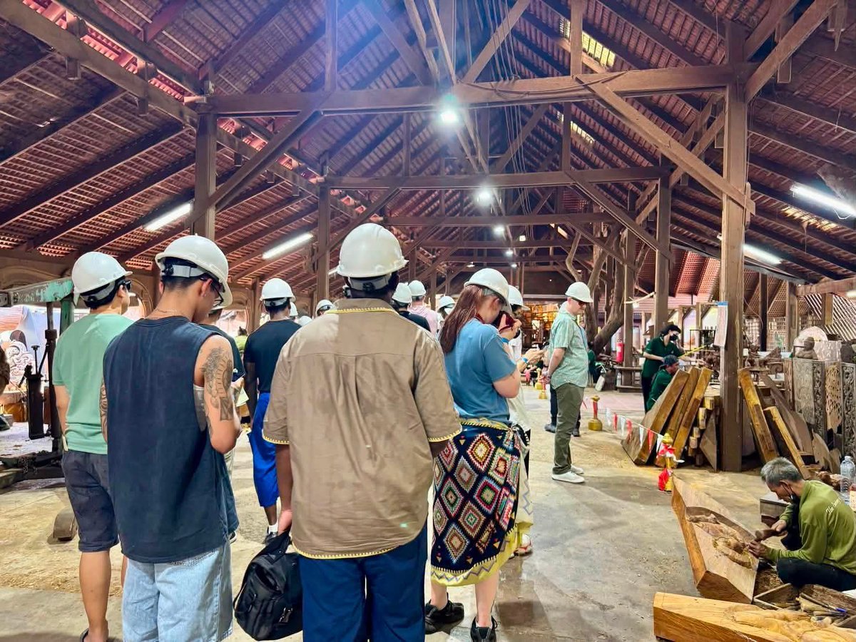 AAFunny55's tweet photo. 🇹🇭🇺🇸 พัทยาเปลี่ยนไปแล้ว แล้วพวกเขาจะกลับไปเล่าในรูปแบบใหม่ มุมใหม่ของเมืองพัทยาครับ

😍ภาพบรรยากาศการท่องเที่ยวของกำลังพลจากเรือบรรทุกเครื่องบิน แห่งกองทัพเรือสหรัฐฯ กำลังทยอยเดินทางเข้ามาเยี่ยมชมพิพิธภัณฑ์ ปราสาทสัจธรรมพัทยา อย่างต่อเนื่อง บรรยากาศสุดคึกคัก และยังมีนักท่องเที่ยวจากทั่วทุกมุมโลกทั้งคนไทย และต่างชาติเดินทางเข้ามาอย่างไม่ขาดสาย เพื่อมาสัมผัสความงดงามของสถาปัตยกรรมไม้แกะสลัก ที่แฝงปรัชญาการดำรงชีวิตอยู่ร่วมกัน….

ภาพโดย : #ปราสาทสัจธรรม