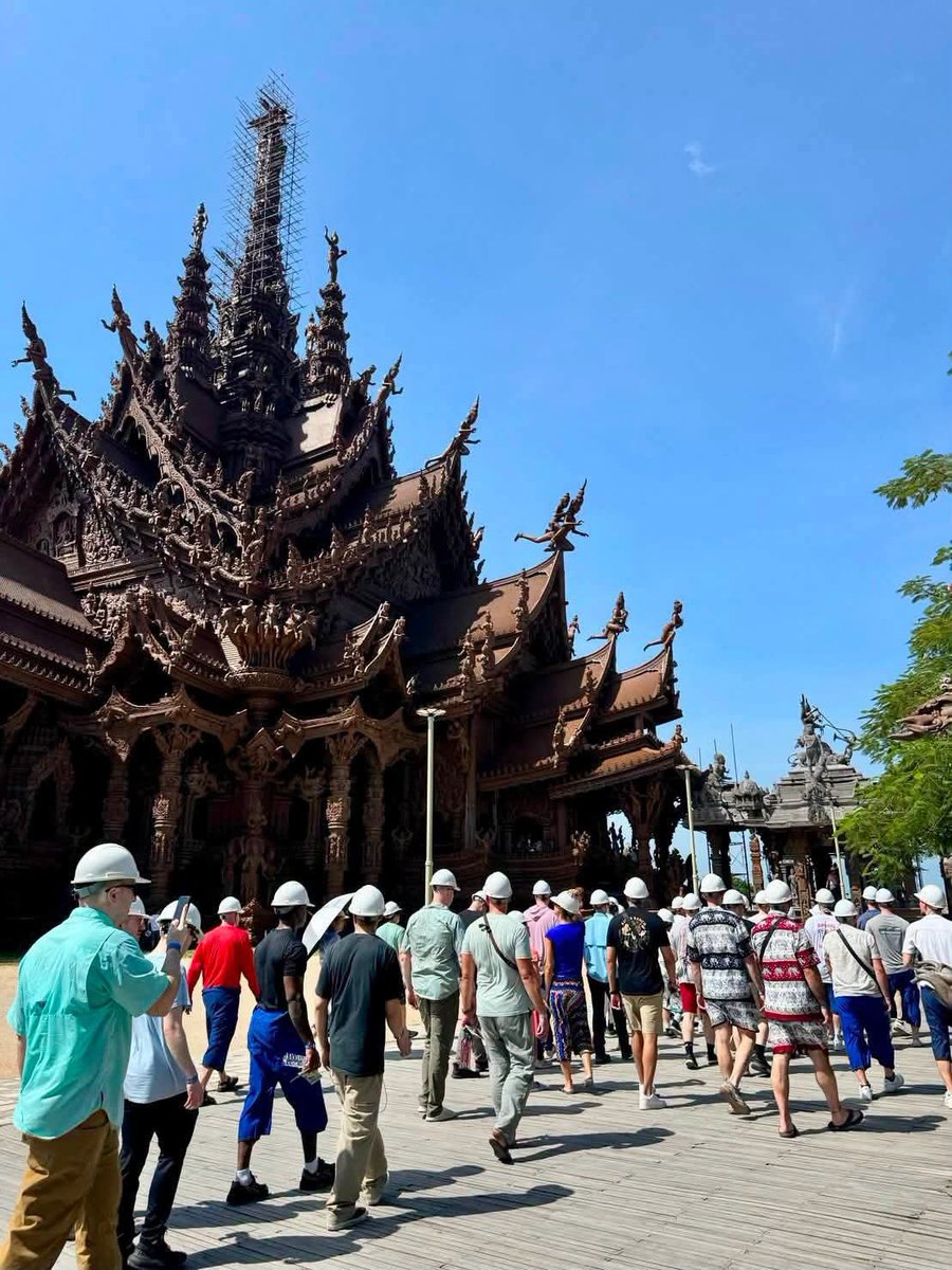 AAFunny55's tweet photo. 🇹🇭🇺🇸 พัทยาเปลี่ยนไปแล้ว แล้วพวกเขาจะกลับไปเล่าในรูปแบบใหม่ มุมใหม่ของเมืองพัทยาครับ

😍ภาพบรรยากาศการท่องเที่ยวของกำลังพลจากเรือบรรทุกเครื่องบิน แห่งกองทัพเรือสหรัฐฯ กำลังทยอยเดินทางเข้ามาเยี่ยมชมพิพิธภัณฑ์ ปราสาทสัจธรรมพัทยา อย่างต่อเนื่อง บรรยากาศสุดคึกคัก และยังมีนักท่องเที่ยวจากทั่วทุกมุมโลกทั้งคนไทย และต่างชาติเดินทางเข้ามาอย่างไม่ขาดสาย เพื่อมาสัมผัสความงดงามของสถาปัตยกรรมไม้แกะสลัก ที่แฝงปรัชญาการดำรงชีวิตอยู่ร่วมกัน….

ภาพโดย : #ปราสาทสัจธรรม