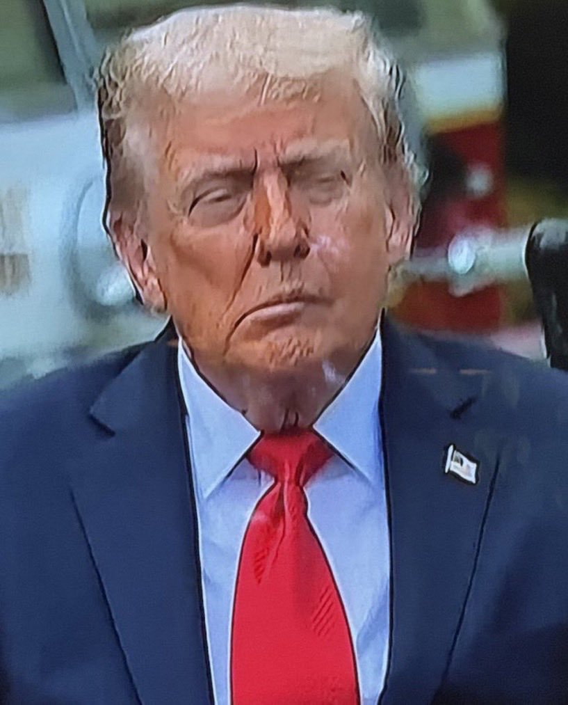 News4Laughs's tweet photo. @SenWarren @PendleWitch_ What remains a national tragedy is that the felon is still the so-called POTUS.
#25AmendmentRequired🇺🇸 https://t.co/asTQFHiibl