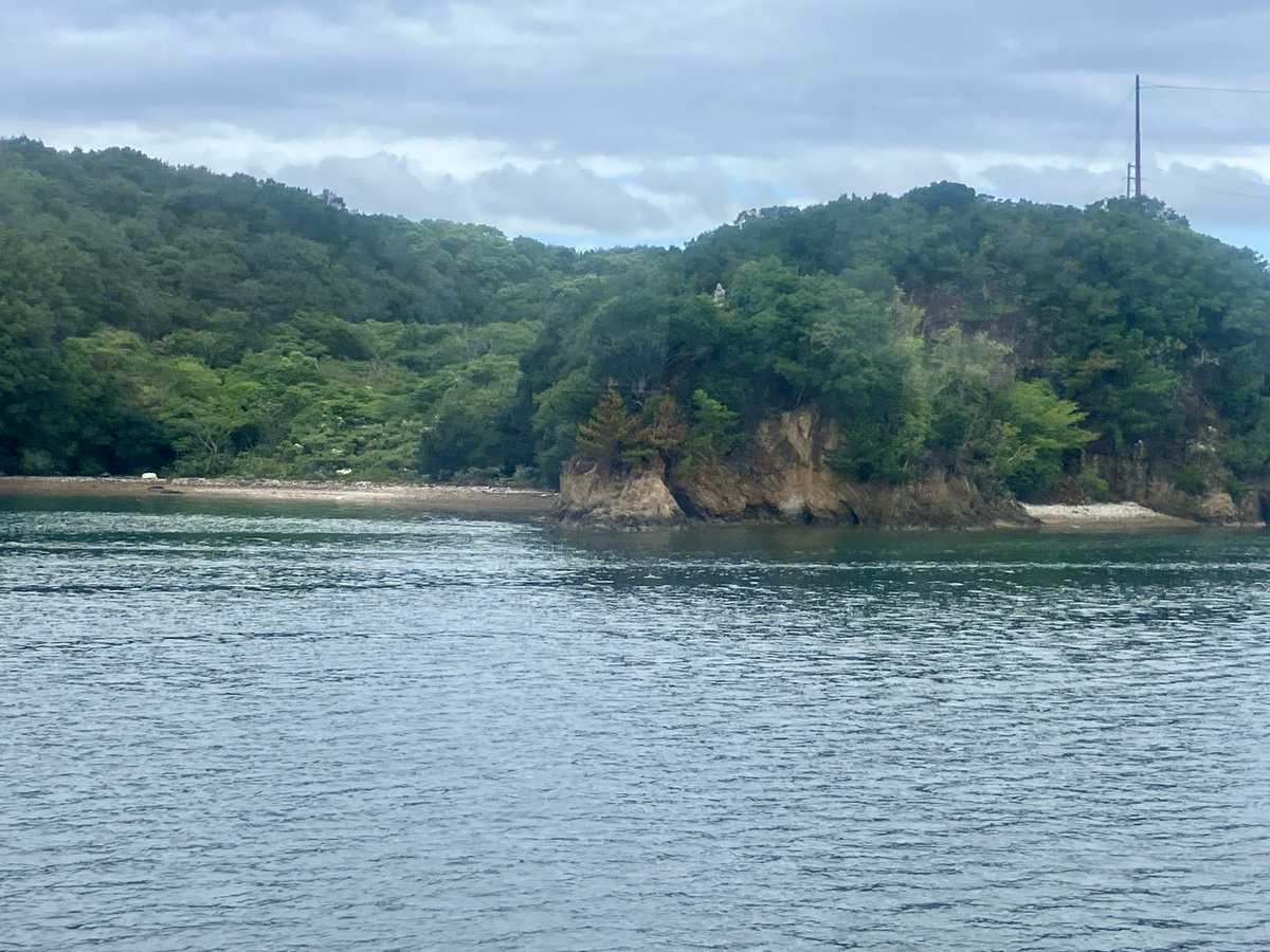 krmamecha0119's tweet photo. 夫の言う、
サバイバル感のある無人島（1枚目）と、
ザバイカル感のない無人島（2枚目） https://t.co/iz8XEtKOgF