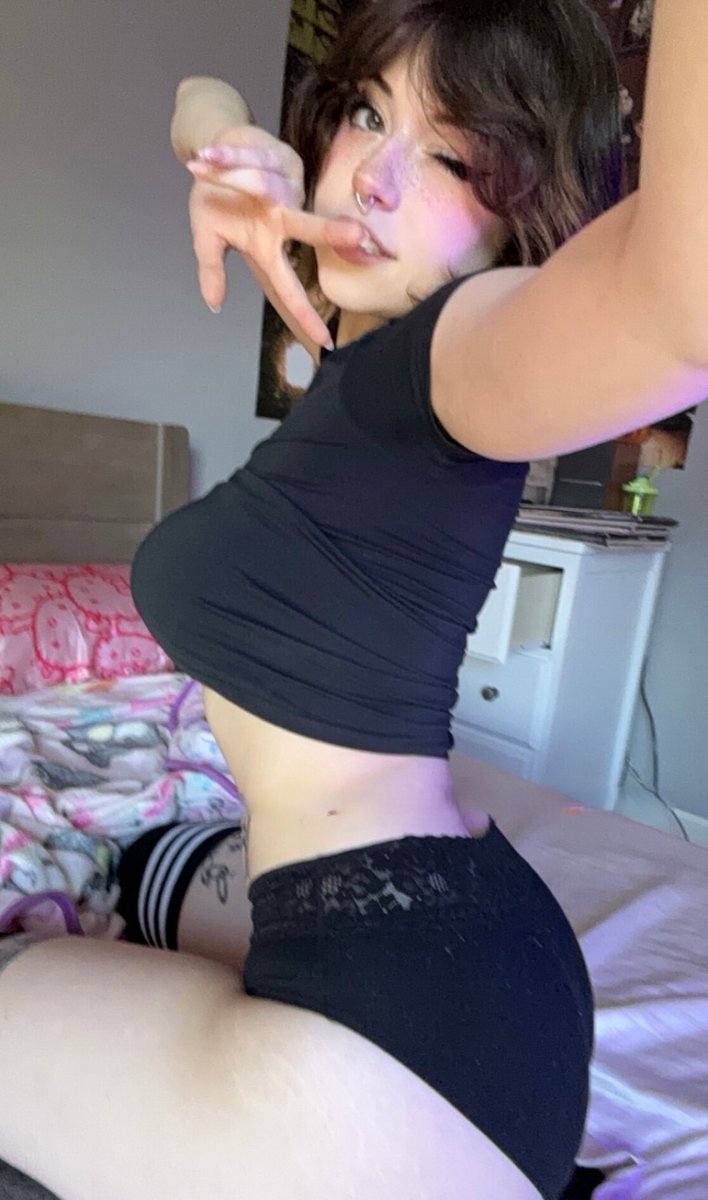 hannahowous's tweet photo. may I sit on you? https://t.co/usNlRRmtf9