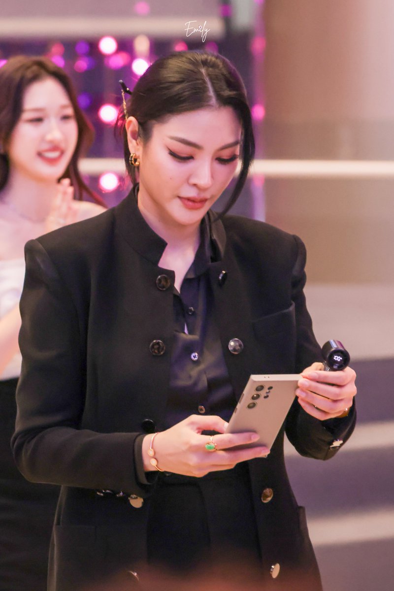 Emilysqq's tweet photo. PFaye 睇電話都好型😎
@malisorn00

FAYEATOM PRAEW AWARDS PARAGON
#SiamParagonxPraewxFayeAtom
#FayeAtom
#FayePeraya https://t.co/wfamnSSog0