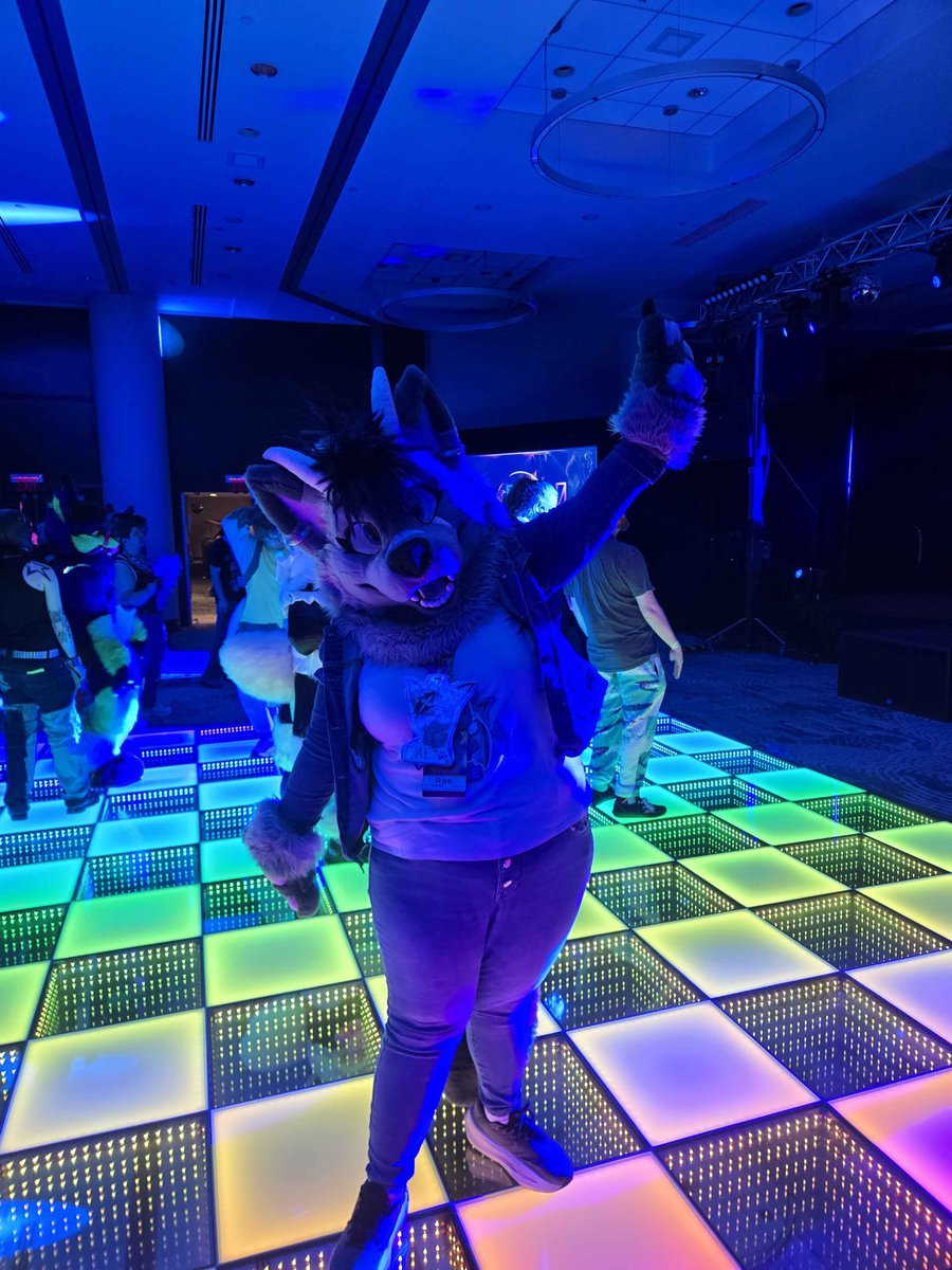PipTheDutchie's tweet photo. Rave wagon! 💙🩵

#fursuit #FursuitFriday https://t.co/FPxqo5hJNV