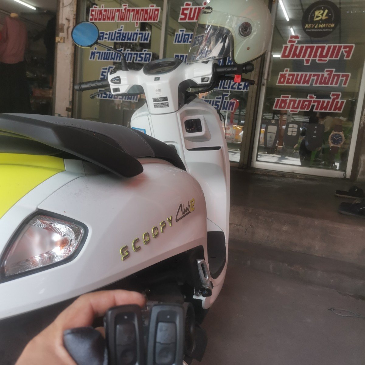 Yod_Locksmiths's tweet photo. งานทำเพิ่มรีโมทในรถ Honda #Scoopy มีรีโมท​ 1​ ตัว​
ไม่สะดวกต่อการใช้งาน ต้องการทำเพิ่มให้เป็น 2 ตัว.... ขอบคุณครับที่มาใช้บริการ
https://t.co/KJW5aZD5sz
https://t.co/q19eHLymuZ
#ช่างกุญแจคลองหลวง
#ช่างกุญแจตลาดไท
#ช่างกุญแจตลาดไอยรา
#ช่างกุญแจมธ https://t.co/LdsJC2yslL
