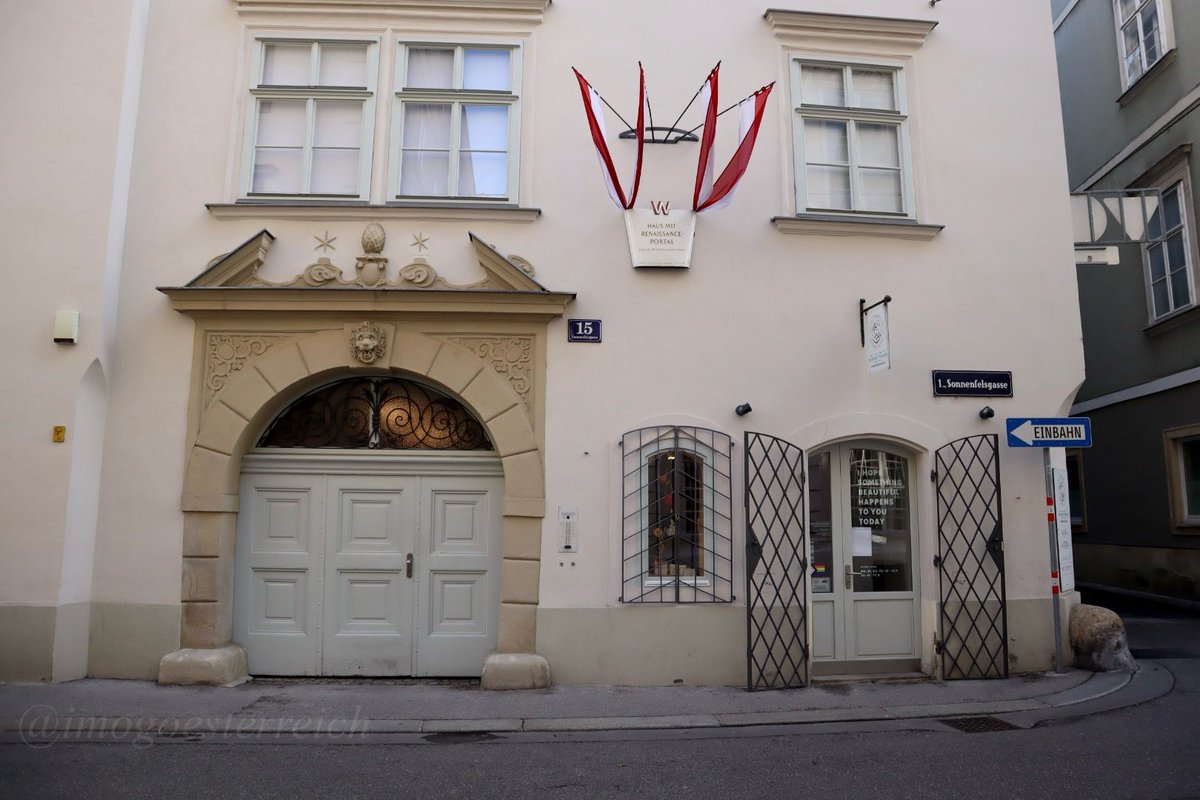 imogoesterreich's tweet photo. よく歩く場所は変化を見つけると楽しい。
これはウィーン旧市街ゾンネンフェルスガッセ15番地。16世紀末ルネサンスのファサードが、久しぶりに訪れるとお色直しされていました。 https://t.co/rjTWmhd2po