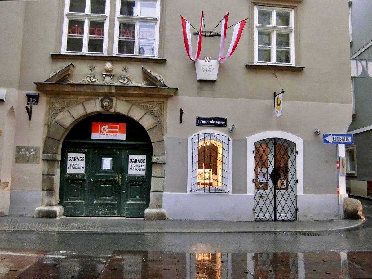 imogoesterreich's tweet photo. よく歩く場所は変化を見つけると楽しい。
これはウィーン旧市街ゾンネンフェルスガッセ15番地。16世紀末ルネサンスのファサードが、久しぶりに訪れるとお色直しされていました。 https://t.co/rjTWmhd2po