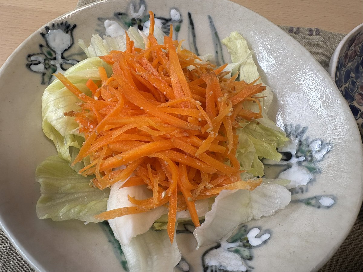 yasue_s's tweet photo. 今日の朝ごはん

オムライス
人参とレタスのごまサラダ
小松��と豚肉の中華炒め
とうもろこし

ケチャップを見ていたらオムライスが食べたくなったので。玉子はよく焼き派です。その玉子が少々破れたところはケチャップかけて誤魔化しました。

たいへん美味しゅうございました。#朝ごはん https://t.co/qkBF3EX6hN