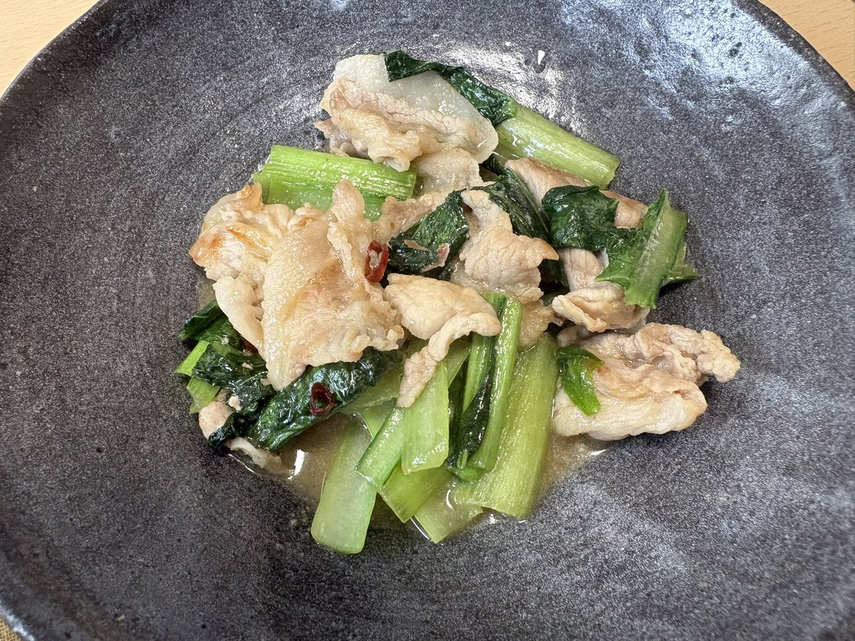 yasue_s's tweet photo. 今日の朝ごはん

オムライス
人参とレタスのごまサラダ
小松��と豚肉の中華炒め
とうもろこし

ケチャップを見ていたらオムライスが食べたくなったので。玉子はよく焼き派です。その玉子が少々破れたところはケチャップかけて誤魔化しました。

たいへん美味しゅうございました。#朝ごはん https://t.co/qkBF3EX6hN