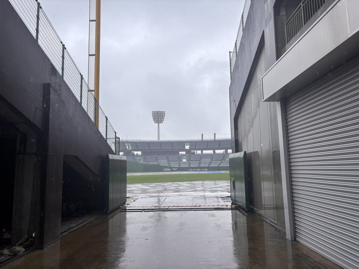 shacchin's tweet photo. サンマリンスタジアムに来たけど中止の判断してなかったら事故起こってただろうな
道は冠水してるところ多いし、ヤシの葉が風で落ちまくってる
飛ばされそうになるぐらいの風が吹いたり、急に雨足が強くなったりしてる

改めて英断でした

今日は駅付近を回るぐらいにします https://t.co/rqjfz9KV9D
