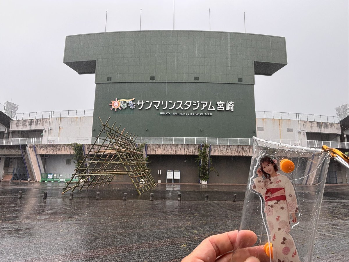 shacchin's tweet photo. サンマリンスタジアムに来たけど中止の判断してなかったら事故起こってただろうな
道は冠水してるところ多いし、ヤシの葉が風で落ちまくってる
飛ばされそうになるぐらいの風が吹いたり、急に雨足が強くなったりしてる

改めて英断でした

今日は駅付近を回るぐらいにします https://t.co/rqjfz9KV9D