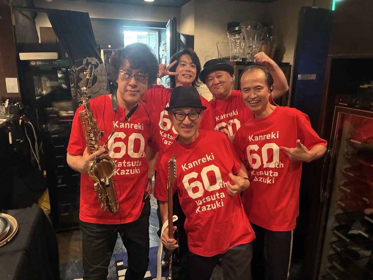 dimension0624's tweet photo. 勝田一樹還暦ライブ大盛況で終了いたしました！平日にもかかわらずお越しいただき本当にありがとうございました！メンバーからも生涯DIMENSION宣言がありましたが、次回勝田一樹は70歳、古希ライブを目指します！改めてありがとうございました。そして35周年のDIMENSIONはアルバム35発売ツアーを9/21の札幌からスタートします！引き続きお楽しみに！
チケット絶賛発売中です！
↓
https://t.co/v3bKgvqLv3

#勝田一樹
#増崎孝司
#DIMENSION
#fusion 
#35周年