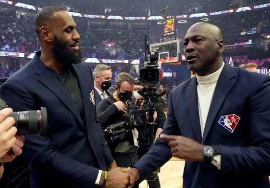 BronMuse's tweet photo. HoopsHype poll on who the greatest basketball player of all time is: 👀🔥🔥

Active players:
— (34) LeBron James
— (17) Michael Jordan

Retired players:
— (29) Michael Jordan
— (15)  LeBron James

Total votes:
— (49) LeBron James
— (46) Michael Jordan

(H/t @Fullcourtpass) https://t.co/ASZMVqTEGz