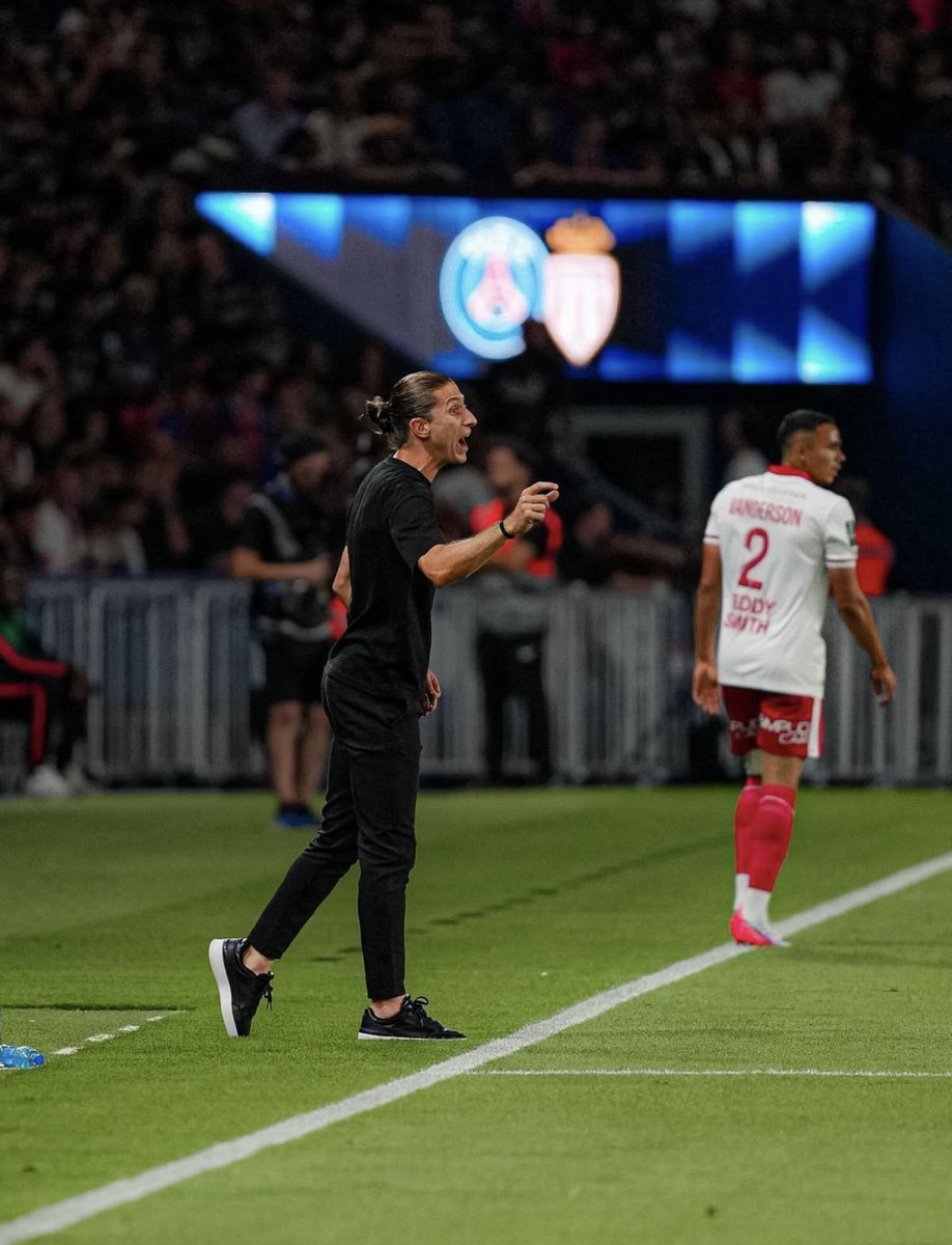 OficialSala12's tweet photo. Filipe Luís foi treinado por Jorge Jesus, Simeone e Mourinho durante a carreira.

Enquanto jogava, já tinha decidido que seria treinador e estava estudando pra isso, observando tudo que eles faziam.

Disse que anotava tudo que gostava e não gostava sobre as táticas, treinos e gestão de elenco de cada um dos técnicos que teve.

O que queria fazer parecido, o que queria fazer totalmente diferente...

O potencial desse cara como treinador é absurdo demais.

Esse é só o começo...
