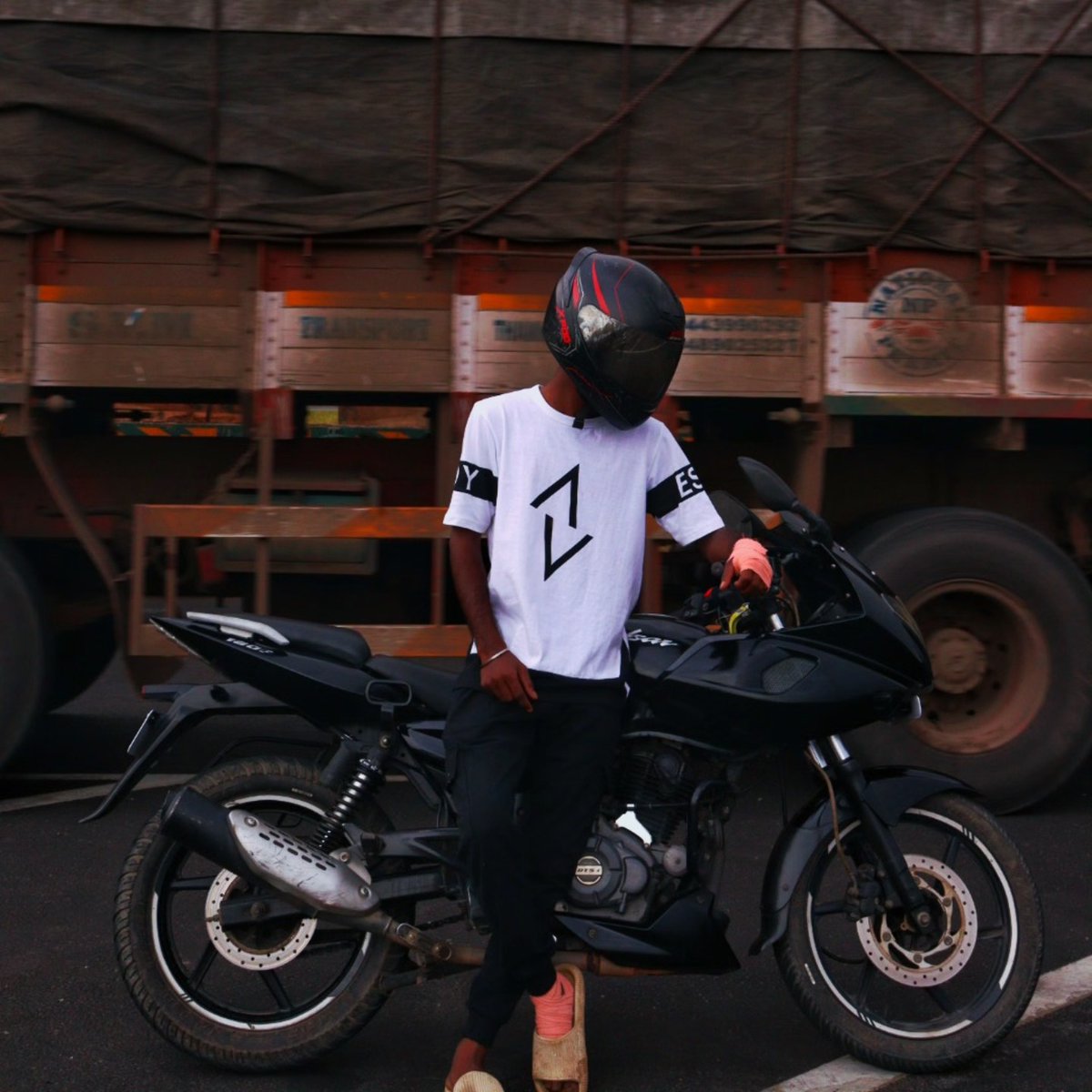 VanessaFlelo's tweet photo. No plans. No maps. No GPS. No rules. Just ride the Bajaj Pulsar 180F Limited Edition. Ego can change anything. https://t.co/f435vDB5ub
