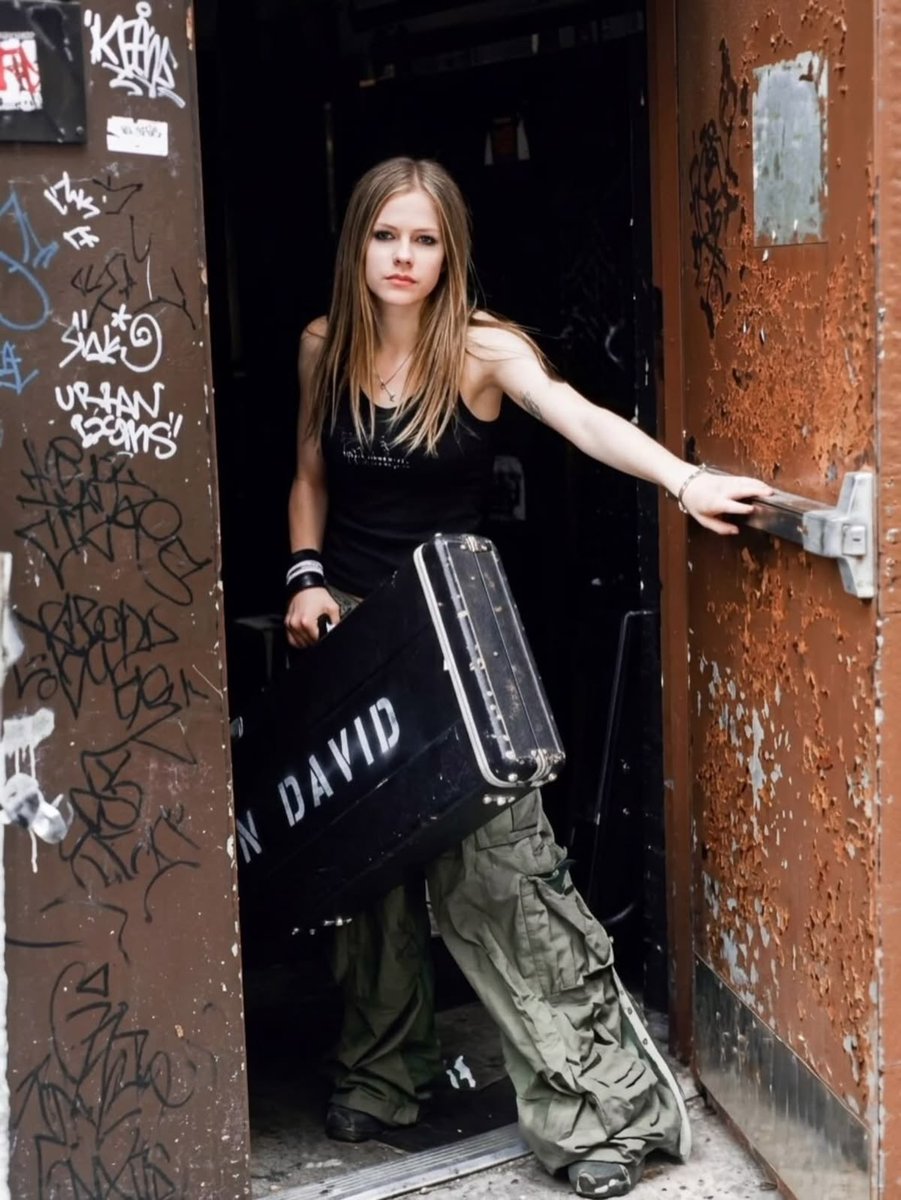 minasgfreal's tweet photo. avril lavigne, 2002 https://t.co/JBSbH7qdUV