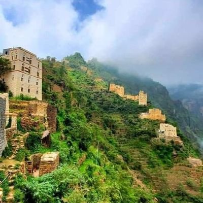 2saadii's tweet photo. كم من مرةٍ ظننتَ أن الأمر قد انتهى، بينما كان الله في الغيب يعيد تشكيله على نحوٍ أرحم مما تمنيت. نحن نرى انسداد الطريق، ولا نرى اليد التي تفتح في نهايته ممرًّا جديدًا، ونحسب التأخير حرمانًا، وقد يكون تدبيرًا يحفظنا من وصولٍ ناقص.

لا تستعجل الحكم على فصلٍ لم يكتمل؛ فقد يغيّر الله في لحظة معنى كل ما سبق، ويجعل من أشدّ أيامك ضيقًا بدايةً لفرجٍ لم يخطر لك على بال.

﴿لَا تَدْرِي لَعَلَّ اللَّهَ يُحْدِثُ بَعْدَ ذَٰلِكَ أَمْرًا﴾