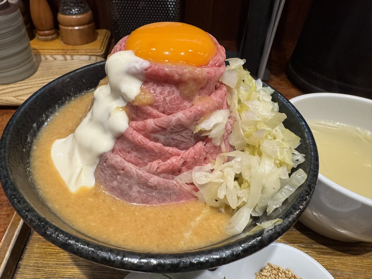 tokorn's tweet photo. 行列が凄くてずっと行けなかったけど、たまたま待ちなしでタイミングよく入れたのでローストビーフ丼を補給 https://t.co/xFbH7qUtrt
