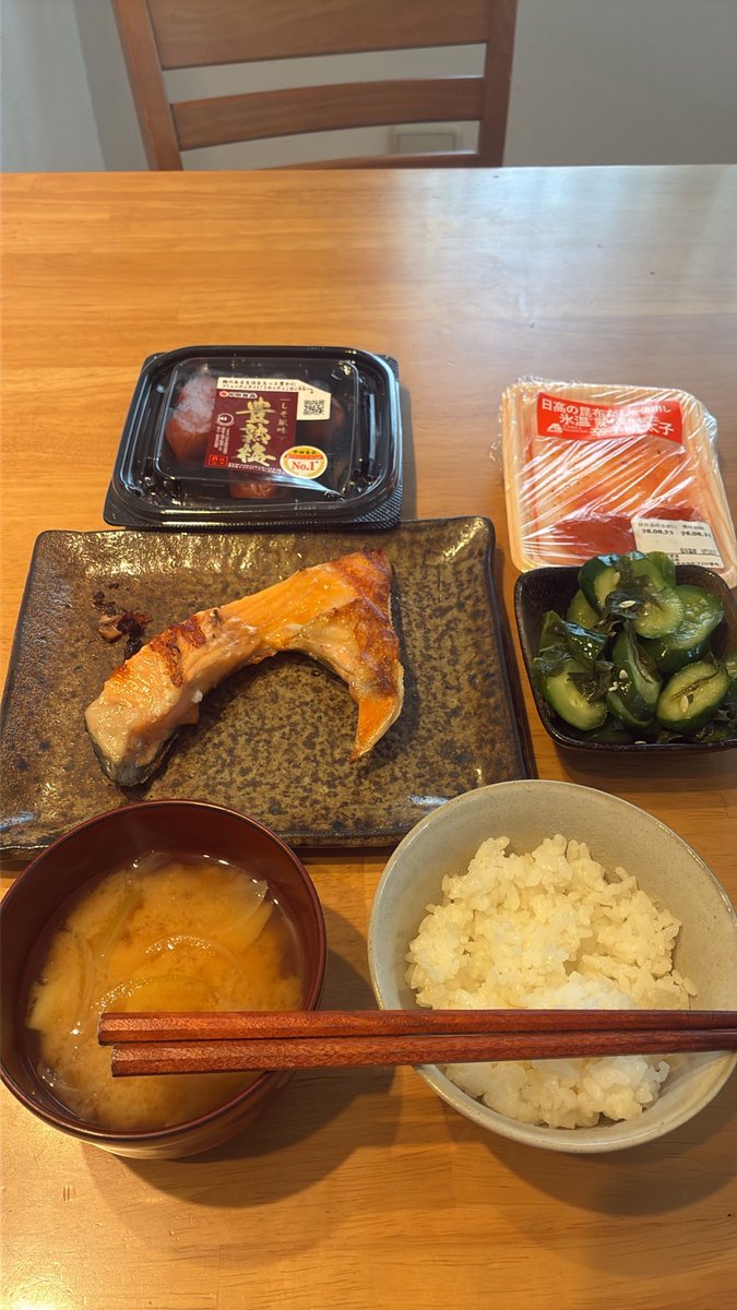 Kygsk4's tweet photo. ものすごく朝食的な
お昼ごはん🍚
いただきます😋 https://t.co/xJpCdHavQB