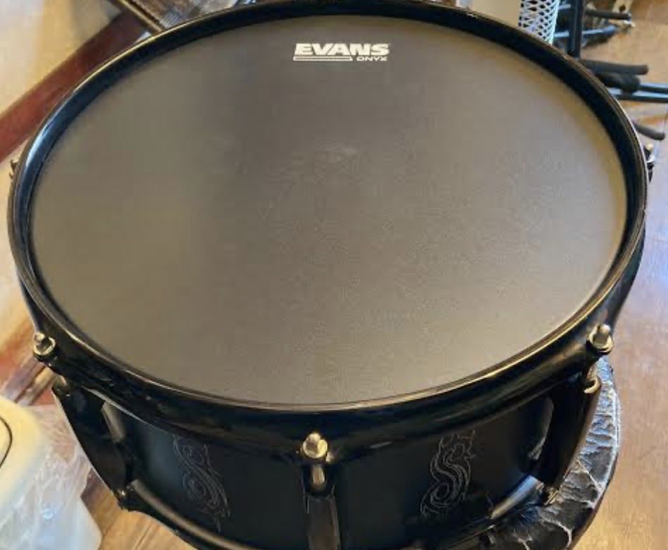 FumioDrums's tweet photo. どんな楽器で演奏しているなんて観客は気にしていないという話がありましたが奏者のメンタルにはとても影響します

例えばヘッド、コーテッドだったら良いですが、クリアで真ん中に丸いのが入っているとリムショットするの躊躇します。黒いのは叩いた事ないのですがローピッチのイメージ🤔
皆さんは？ https://t.co/dIzcTmCGET