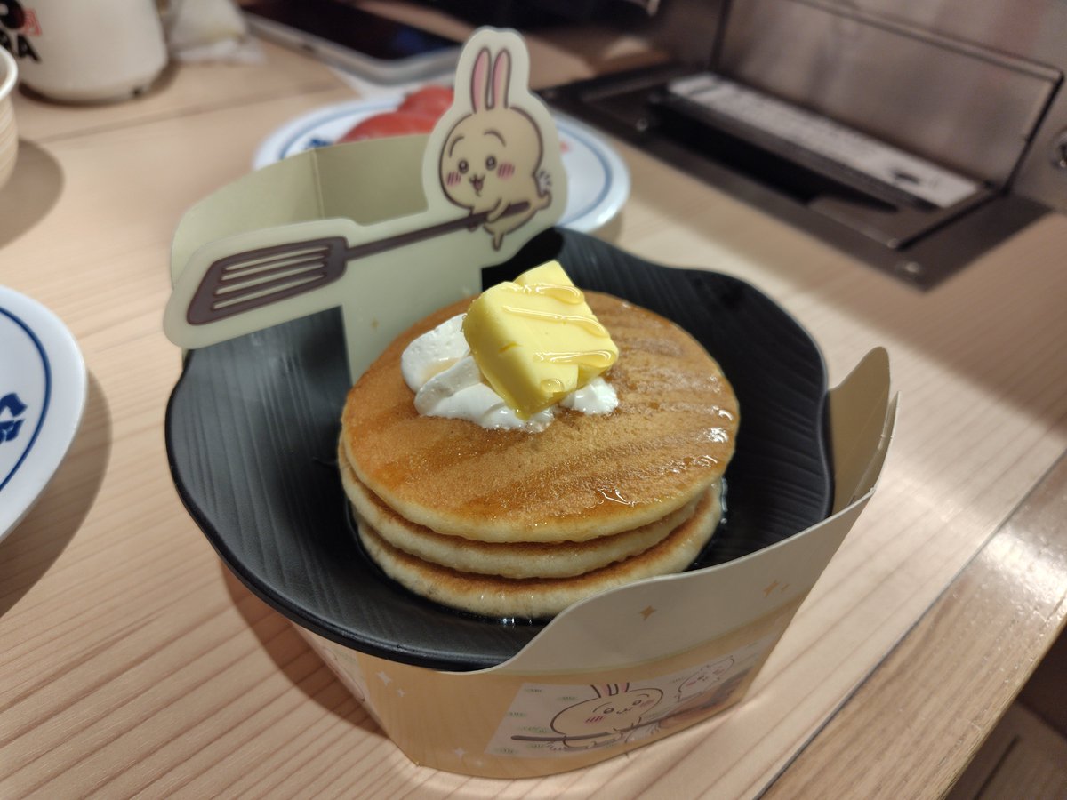 semat420's tweet photo. ちいかわくら寿司予約してるけど呼ばれないね😇そんな気がしてたからコラボフードはこの前空いてるときに食べたのだ✌ビッくらポンは缶バッチ✕2とマグネット✕2だったけど今日はどうなるかな🤭 https://t.co/rkdLl1rtI0