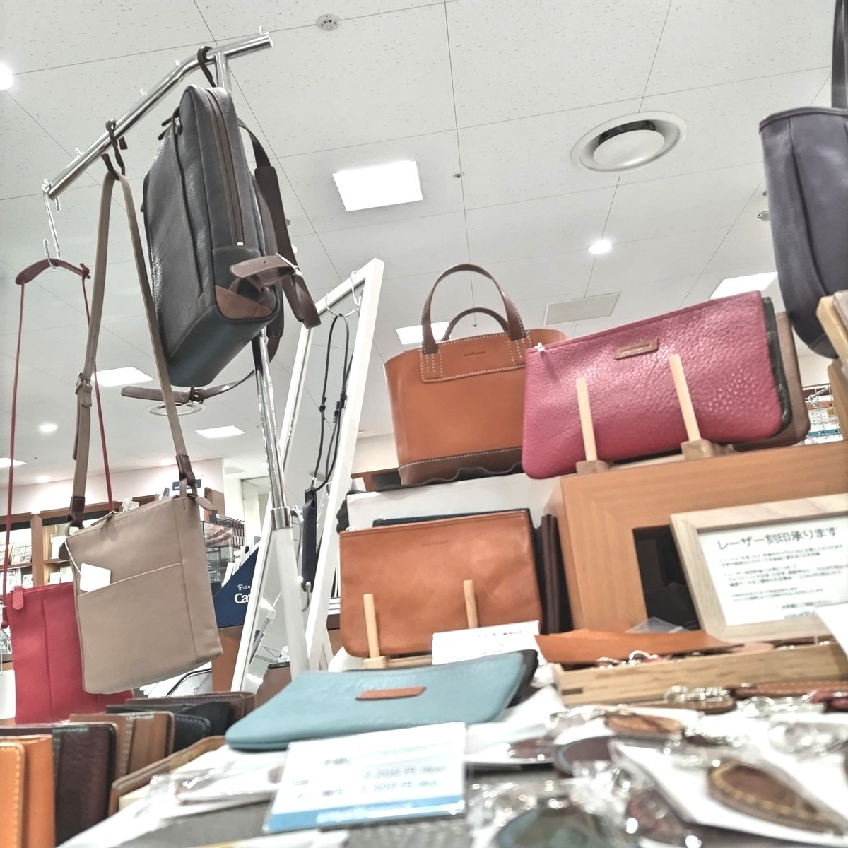 studiounaBorsa's tweet photo. ==イベント4日目==
開店前に撮った写真
誰もいない売場で
ゆっくり写真を撮るのが
結構好きなんです

写真の良し悪しは
気にしないことにしている😁

雨降らないといいな

伊勢丹立川店 6F
丸善イベントスペース
9/8(火)まで
10:00～18:30

#unaBorsa
#伊勢丹立川店 https://t.co/rXVy9KzT5k