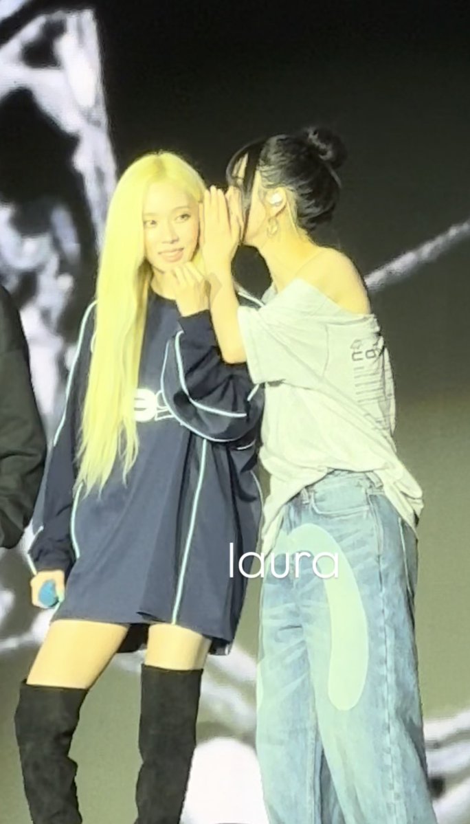 WinterBrasil's tweet photo. WINTER e Karina fofocando durante o show 👀

#윈터 #WINTER  https://t.co/mADAgDfArK